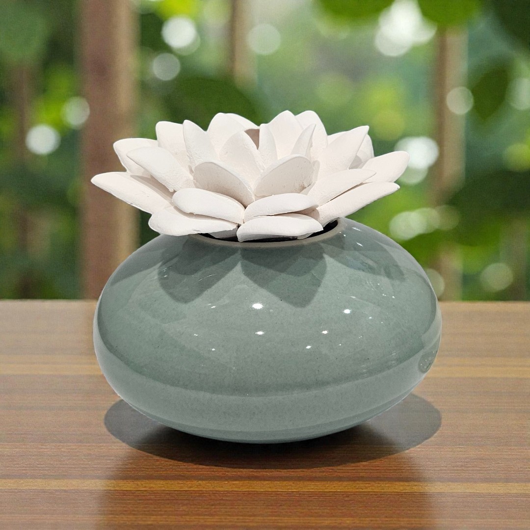 Sweet Pea & Jasmine flower diffuser with decorative bowl and sola flower by Vicki’s Precious Petals